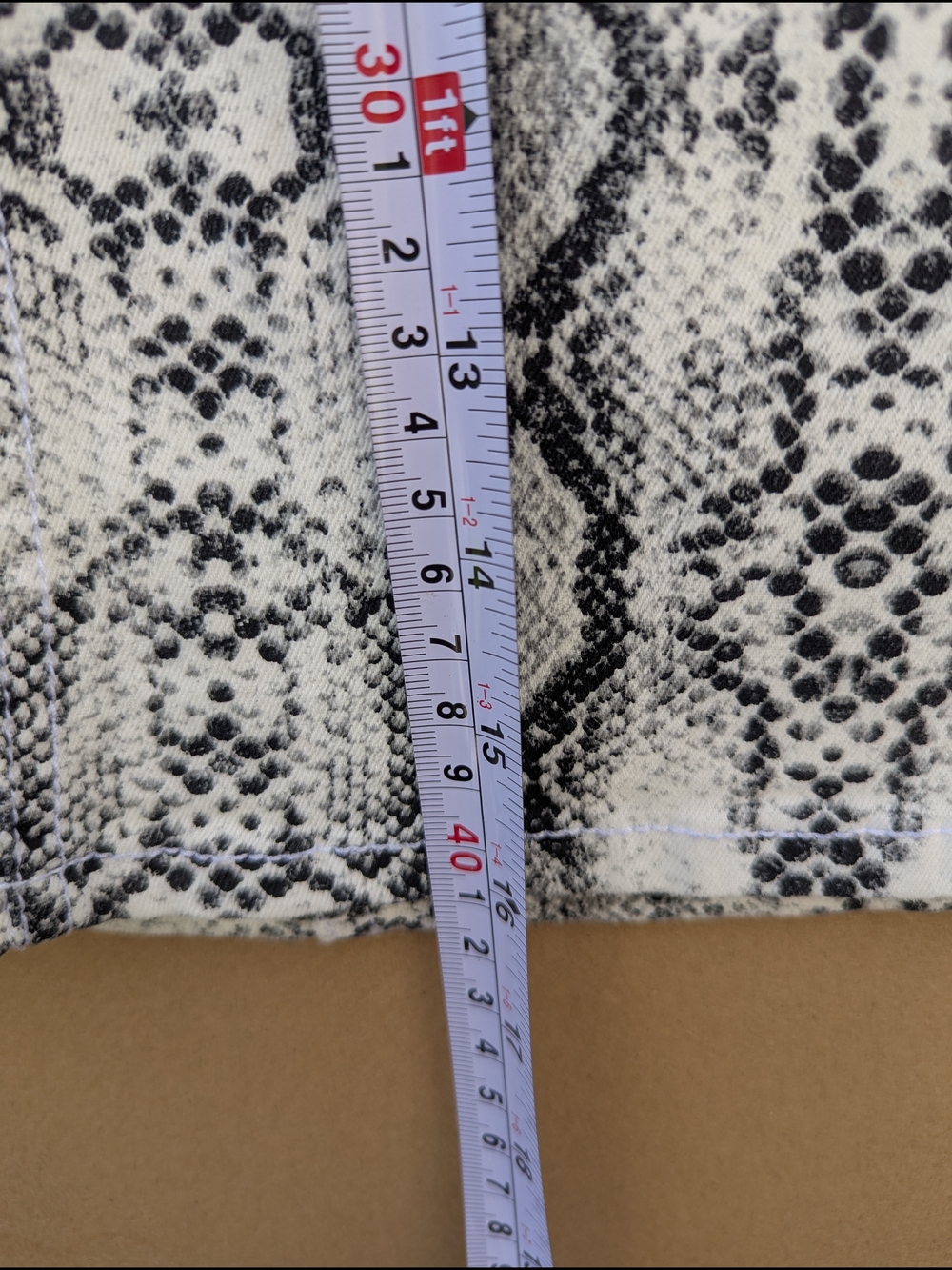 Arizona Jean Co Snakeskin Print Denim Mini Skirt Grey Black Baddie Size 3 Womens - Picture 6 of 8